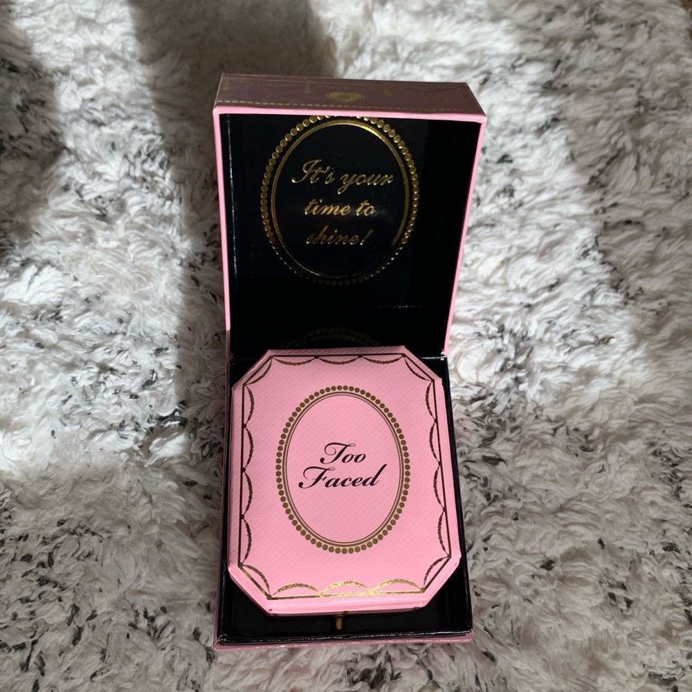Too Faced Diamond Light Highlighter